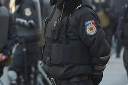 Doi politisti de la Balti, retinuti de CNA. Ar fi luat 200 de euro mita pentru a musamaliza un caz de huliganism: i-a spus sa puna banii intr-o carte pe care sa o lase pe seiful din holul inspectoratului Doi politisti de la Balti, retinuti de CNA. Ar fi luat 200 de euro mita pentru a musamaliza un caz de huliganism: i-a spus sa puna banii intr-o carte pe care sa o lase pe seiful din holul inspectoratului