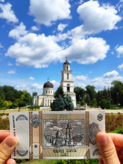 Ati stat vreodata sa analizati in detaliu o bancnota? Doi tineri au fotografiat locatiile ce se "ascund" pe partea opusa a acesteia - FOTO Ati stat vreodata sa analizati in detaliu o bancnota? Doi tineri au fotografiat locatiile ce se "ascund" pe partea opusa a acesteia - FOTO