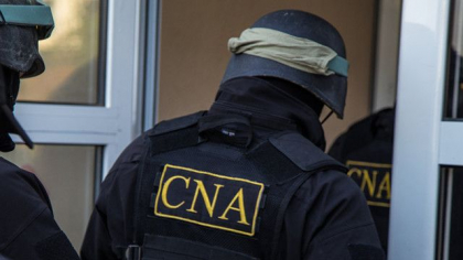 Al cincilea politist retinut, timp de o saptamana. De data aceasta s-a intamplat la Otaci. Acesta a cerut bani de la un cetatean ca sa nu-l traga la raspundere, dar a fost denuntat. Cum s-a intamplat totul