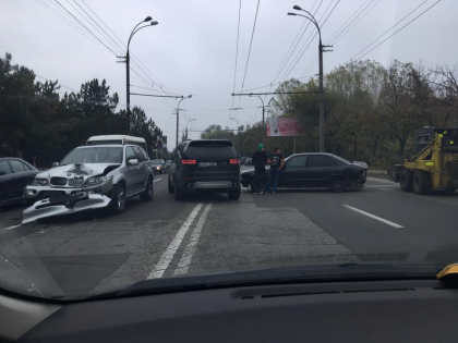 Doua masini de model BMW s-au ciocnit violent pe o strada din capitala Doua masini de model BMW s-au ciocnit violent pe o strada din capitala