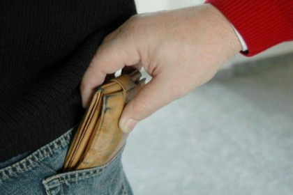 O moldoveanca, buzunarita intr-un tramvai din Iasi. Studenta a ramas fara portofelul in care se aflau 6 mii de lei O moldoveanca, buzunarita intr-un tramvai din Iasi. Studenta a ramas fara portofelul in care se aflau 6 mii de lei