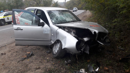 Trei persoane, transportate in stare grava la spital dupa ce taxiul in care se aflau s-a rasturnat si a ajuns intr-un sant pe soseaua Hincesti-Mereseni - GALERIE FOTO