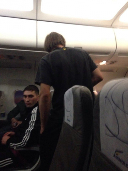 A urcat beat la bordul aeronavei si a creat probleme pasagerilor. Un barbat, arestat pe Aeroportul International Chisinau - FOTO