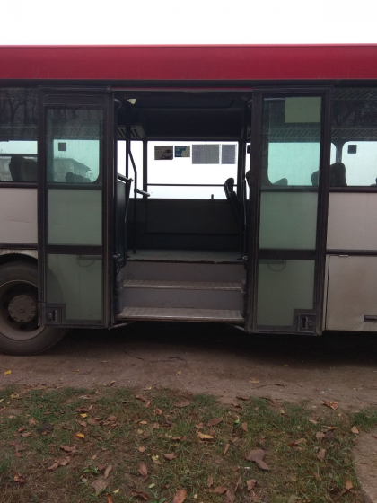 O femeie a ajuns la spital dupa ce a cazut dintr-un microbuz de ruta, la Balti. Soferul a uitat sa inchida usile dupa ce a oprit la o statie ca sa coboare pasagerii - FOTO