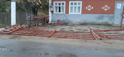 Unul dintre sediile blocului ACUM, vandalizat: "Nu credem in coincidente. Pare a fi o alta isprava a contracandidatului asa-numit independent, care pana acum si-a permis atacuri directe la persoana, amenintari cu rafuiala fizica in adresa candidatului Blocului ACUM si a familiei sale" - GALERIE FOTO Unul dintre sediile blocului ACUM, vandalizat: "Nu credem in coincidente. Pare a fi o alta isprava a contracandidatului asa-numit independent, care pana acum si-a permis atacuri directe la persoana, amenintari cu rafuiala fizica in adresa candidatului Blocului ACUM si a familiei sale" - GALERIE FOTO