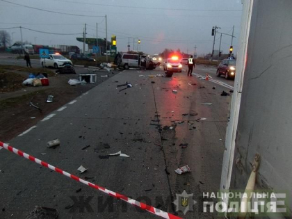 O moldoveanca a decedat, iar doi barbati s-au ales cu rani, dupa ce microbuzul in care se aflau s-a izbit violent de un camion, in Ucraina. Soferul microbuzului, care la fel este moldovean, retinut de politie - GALERIE FOTO O moldoveanca a decedat, iar doi barbati s-au ales cu rani, dupa ce microbuzul in care se aflau s-a izbit violent de un camion, in Ucraina. Soferul microbuzului, care la fel este moldovean, retinut de politie - GALERIE FOTO