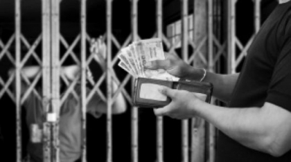 A facut cunostinta cu doua moldovence pe care le-a chemat la el, a trait cu una dintre ele in concubinaj, iar apoi sub pretextul unei calatorii le-a dus in Elvetia si Germania si le-a impus sa se prostituieze. Un albanez, extradat din Muntenegru in Moldova si trimis in judecata de autoritatile de la noi A facut cunostinta cu doua moldovence pe care le-a chemat la el, a trait cu una dintre ele in concubinaj, iar apoi sub pretextul unei calatorii le-a dus in Elvetia si Germania si le-a impus sa se prostituieze. Un albanez, extradat din Muntenegru in Moldova si trimis in judecata de autoritatile de la noi