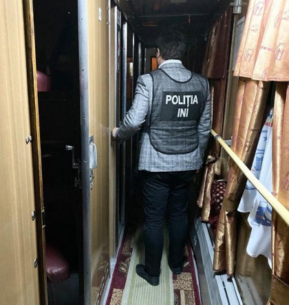 Au ascuns in vagoanele trenului de pe ruta Chisinau - Moscova produse din peste, medicamente si piese auto. Angajatii Caii Ferate urmau sa le transporte ilegal. Ce spun politistii - GALERIE FOTO Au ascuns in vagoanele trenului de pe ruta Chisinau - Moscova produse din peste, medicamente si piese auto. Angajatii Caii Ferate urmau sa le transporte ilegal. Ce spun politistii - GALERIE FOTO