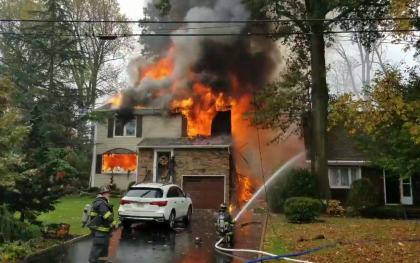 Un avion s-a prabusit peste o casa in SUA. Trei locuinte au luat foc - VIDEO