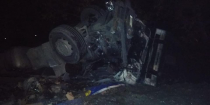 Un tractor si un camion s-au ciocnit violent intr-o localitate din Gagauzia. Camionul, distrus in totalitate. Soferul tractorului a fugit de la fata locului - FOTO/VIDEO