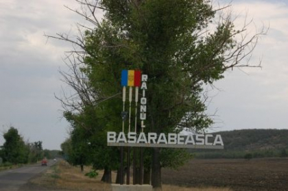 Omor la Basarabeasca. O femeie, gasita fara suflare in fata blocului in care locuia. Ar fi fost omorata de concubinul sau. Barbatul a fost retinut si risca detentie pe viata