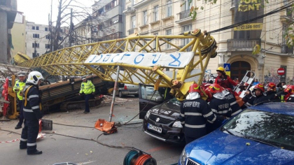 Bratul unei macarale s-a prabusit peste o masina in care se aflau 4 oameni, in Bucuresti - GALERIE FOTO Bratul unei macarale s-a prabusit peste o masina in care se aflau 4 oameni, in Bucuresti - GALERIE FOTO