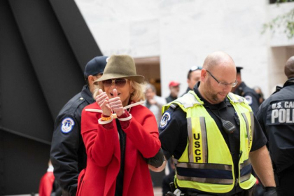 Actrita Jane Fonda, arestata pentru a patra oara. ”Sunt OK cu asta”