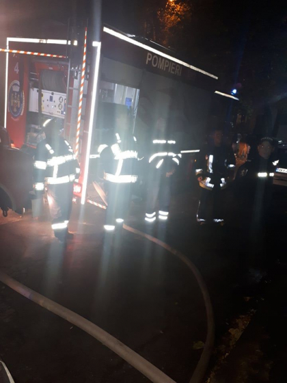 Incendiu intr-un bloc din capitala. Sase echipaje de pompieri, inclusiv si doua autoscari, la fata locului. Peste 20 de locatari, dintre care 7 copii, evacuati de urgenta Incendiu intr-un bloc din capitala. Sase echipaje de pompieri, inclusiv si doua autoscari, la fata locului. Peste 20 de locatari, dintre care 7 copii, evacuati de urgenta