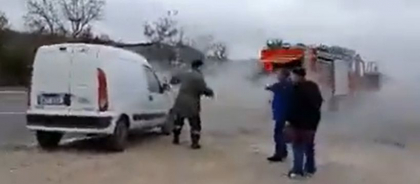 O masina a luat foc, la Straseni. Ce spun pompierii