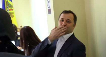 Ca si la scrutinul trecut, Vlad Filat a votat din penitenciar, iar Veaceslav Platon nu si-a exprimat dreptul la vot