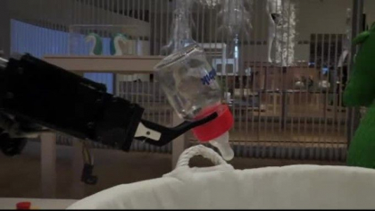 Cum arata robotul creat pentru a alapta bebelusi. Expozitie inedita in UK