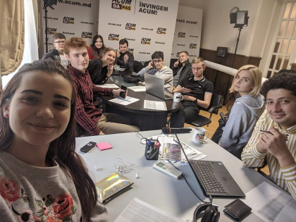 Un deputat, impreuna cu un grup de tineri, suna alegatorii si ii indeamna sa iasa la vot - FOTO