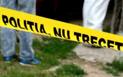 Un barbat din Leova a fost omorat cu sange rece de un individ care a vrut sa se razbune pe el. Faptasul a intrat in casa lui si l-a lovit de cateva ori cu o sapa in cap, in timp ce acesta dormea Un barbat din Leova a fost omorat cu sange rece de un individ care a vrut sa se razbune pe el. Faptasul a intrat in casa lui si l-a lovit de cateva ori cu o sapa in cap, in timp ce acesta dormea