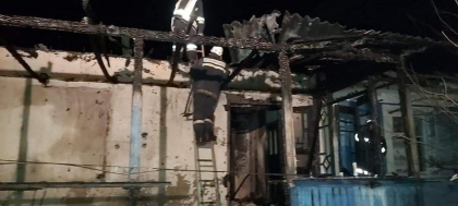O femeie a ars de vie dupa ce casa i-a fost cuprinsa de flacari, la Hancesti - FOTO