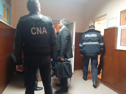 Si-ar fi batut sotia si a incercat sa scape de pedeapsa, mituind un politist. Mita ar fi fost oferita de ambii soti, iar politistul a fost retinut pentru 72 de ore. Cum s-a intamplat totul 