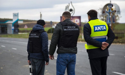 Mai multi soferi, amendati cu zeci de mii de lei dupa ce ANTA si Politia de Frontiera au demarat verificari la frontiera Leuseni - Albita. Soferii transportau pasageri ilegal - FOTO Mai multi soferi, amendati cu zeci de mii de lei dupa ce ANTA si Politia de Frontiera au demarat verificari la frontiera Leuseni - Albita. Soferii transportau pasageri ilegal - FOTO