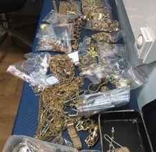 Inarmati si cu masti pe fata, au luat bijuterii de aproape 200 de mii lei, in plina zi, dintr-un magazin din centrul capitalei. Unul dintre cei trei indivizi, condamnat la 7 ani puscarie Inarmati si cu masti pe fata, au luat bijuterii de aproape 200 de mii lei, in plina zi, dintr-un magazin din centrul capitalei. Unul dintre cei trei indivizi, condamnat la 7 ani puscarie