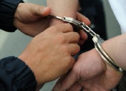 Un avocat s-a predat benevol oamenilor legii. Asta, dupa ce a fost invinuit de spalare de bani si fraude bancare. Barbatul este retinut si risca 15 ani de puscarie Un avocat s-a predat benevol oamenilor legii. Asta, dupa ce a fost invinuit de spalare de bani si fraude bancare. Barbatul este retinut si risca 15 ani de puscarie