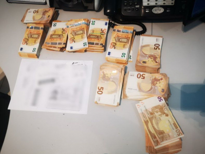 Un barbat, retinut pe Aeroportul International Chisinau cu 50 de mii de euro in geanta. Ce spun oamenii legii