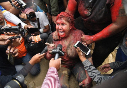 Primarita batuta, tarata pe strazi si tunsa de protestatarii nervosi din Bolivia Primarita batuta, tarata pe strazi si tunsa de protestatarii nervosi din Bolivia
