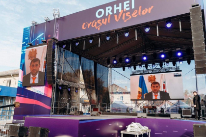Dat in cautare internationala, Ilan Sor a aparut intr-un live pe ecranul instalat pe scena si i-a felicitat pe orheieni cu ziua orasului si le-a promis o viata mai buna. Cei prezenti la sarbatoare au mancat pe gratis Dat in cautare internationala, Ilan Sor a aparut intr-un live pe ecranul instalat pe scena si i-a felicitat pe orheieni cu ziua orasului si le-a promis o viata mai buna. Cei prezenti la sarbatoare au mancat pe gratis