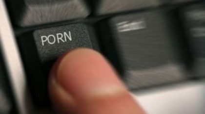 Peste 5 mii de imagini pornografice cu copii si abuzatori, distribuite pe internet. Indivizii sunt cercetati in libertate si risca 3 ani de puscarie Peste 5 mii de imagini pornografice cu copii si abuzatori, distribuite pe internet. Indivizii sunt cercetati in libertate si risca 3 ani de puscarie