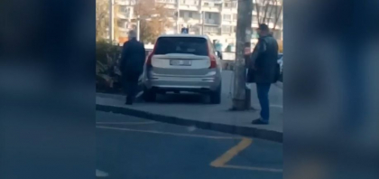 Serafim Urechean, surprins in timp ce s-a parcat neregulamentar. Se pare ca fostul primar de Chisinau se grabea sa ofere un interviu - VIDEO