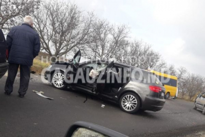 Trei automobile, implicate intr-un accident in apropiere de Comrat. O ambulanta care era in trecere s-a oprit pentru a acorda ajutor victimelor, iar apoi au mai venit trei - FOTO