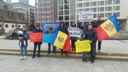 Flashmob in Germania pentru sustinerea Guvernului Sandu: „Este inadmisibil ca in aceasta situatie complicata RM sa ramana fara guvern”. Pe cine au cerut acestia premierului sa inainteze in functia de procuror general - FOTO/VIDEO