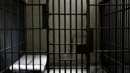 Un fost procuror din Edinet, condamnat la 7 ani de inchisoare si obligat sa achite o amenda de 400 de mii de lei. Oamenii legii spun cine este acesta si ofera detalii despre fapta comisa: a fost luat sub straja direct din sala de judecata Un fost procuror din Edinet, condamnat la 7 ani de inchisoare si obligat sa achite o amenda de 400 de mii de lei. Oamenii legii spun cine este acesta si ofera detalii despre fapta comisa: a fost luat sub straja direct din sala de judecata
