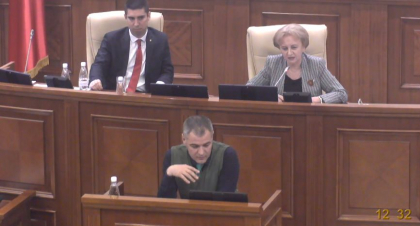 Octavian Ticu a blocat tribuna parlamentului si nu-i permite Maiei Sandu sa-si tina discursul de final. Greceanii: "Domnul Ticu, aveti respect fata de doamna prim-ministru"  - VIDEO
