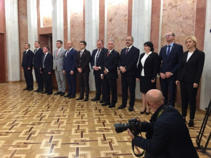 Cu viteza luminii, noul guvern condus de Ion Chicu depune juramantul la presedintie - VIDEO Cu viteza luminii, noul guvern condus de Ion Chicu depune juramantul la presedintie - VIDEO
