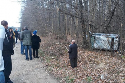 Accident grav la Orhei. O masina s-a izbit violent de un copac si s-a rasturnat - FOTO Accident grav la Orhei. O masina s-a izbit violent de un copac si s-a rasturnat - FOTO