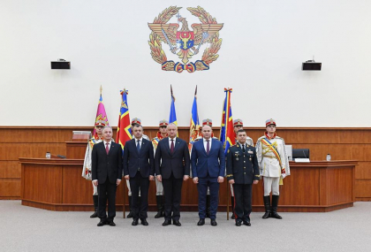 Pe cat de repede i-a investit in functie, pe atat de repede i-a si prezentat subalternilor. Seara tarziu, Igor Dodon l-a prezentat pe noul premier Cancelariei de Stat, dar si pe mai multi ministri efectivelor ministerelor pe care le vor conduce - GALERIE FOTO