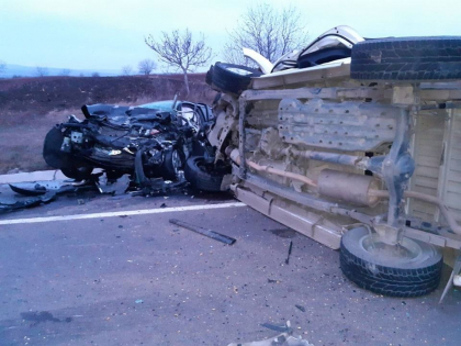 Accident violent in raionul Floresti. Un sofer a iesit pe contrasens si s-a ciocnit frontal cu un alt automobil - FOTO Accident violent in raionul Floresti. Un sofer a iesit pe contrasens si s-a ciocnit frontal cu un alt automobil - FOTO