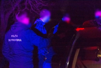 Patru cetateni din Afganistan, printre care 2 minori, retinuti la frontiera moldo-romana. Urmau sa achite cate 2 mii de euro pentru a ajunge in Germania - VIDEO Patru cetateni din Afganistan, printre care 2 minori, retinuti la frontiera moldo-romana. Urmau sa achite cate 2 mii de euro pentru a ajunge in Germania - VIDEO