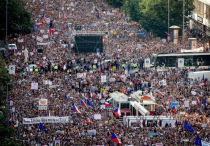 Peste 100.000 de oameni ar putea iesi in strada la Praga impotriva premierului Cehiei