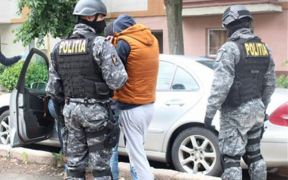 Au sechestrat o moldoveanca, bona copilului lor, pentru ca le-ar fi furat bijuterii de lux. Doi soti din Romania, arestati pentru 30 de zile Au sechestrat o moldoveanca, bona copilului lor, pentru ca le-ar fi furat bijuterii de lux. Doi soti din Romania, arestati pentru 30 de zile