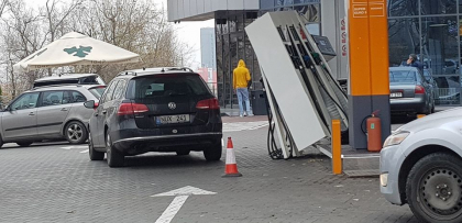 Incident la o benzinarie din capitala. Un sofer a uitat sa scoata pompa de alimentare din rezervor si a dat jos toata instalatia - FOTO Incident la o benzinarie din capitala. Un sofer a uitat sa scoata pompa de alimentare din rezervor si a dat jos toata instalatia - FOTO