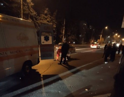 Un pieton, lovit de o masina si lasat sa zaca, pe o strada din capitala. Martorii: "Soferul a parasit locul accidentului" Un pieton, lovit de o masina si lasat sa zaca, pe o strada din capitala. Martorii: "Soferul a parasit locul accidentului"
