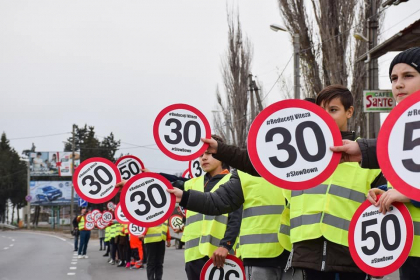 176 de copii, accidentati pe trecerile de pietoni. Elevii unui liceu din Orhei le-au aratat soferilor cu ce viteza ar trebui sa circule prin localitati. Ce mesaj i-au adresat copiii - GALERIE FOTO