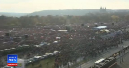 Peste 200.000 de persoane au protestat la Praga si au cerut demisia premierului Peste 200.000 de persoane au protestat la Praga si au cerut demisia premierului