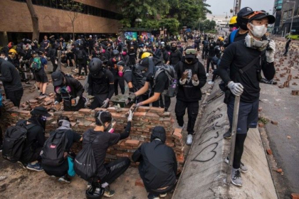 Sticle incendiare, arcuri cu sageti si baricade, in Hong Kong. Ciocniri violente intre manifestantii pro-democratie si autori
