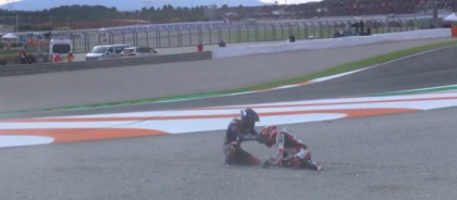 Sezonul moto s-a incheiat cu unul dintre cele mai spectaculoase incidente ale anului. Un francez a fost la un pas de o accidentare grava, dupa ce a fost secerat de o motocicleta Sezonul moto s-a incheiat cu unul dintre cele mai spectaculoase incidente ale anului. Un francez a fost la un pas de o accidentare grava, dupa ce a fost secerat de o motocicleta